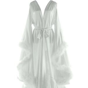 Elegant White Feather Trimmed Robe    NWT DAILY LIFE WHITE FEATHER BRIDAL ROBE S